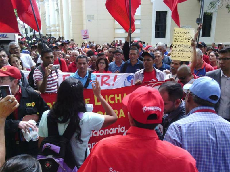 Demonstrierende am Donnerstag im Zentrum von Caracas fordern von der Regierung eine "revolutionäre Lösung der Wirtschaftskrise"