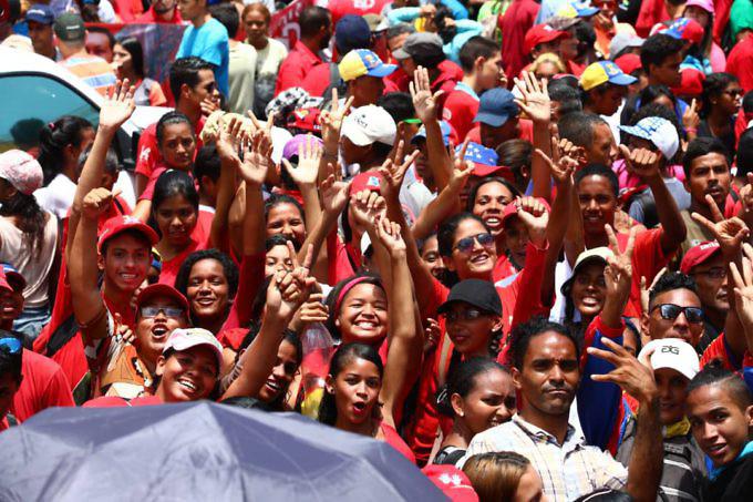 Tausende Menschen gingen am Montag in Caracas auf die Straße, um ihre Unterstützung für Präsident Maduro zum Ausdruck zu bringen