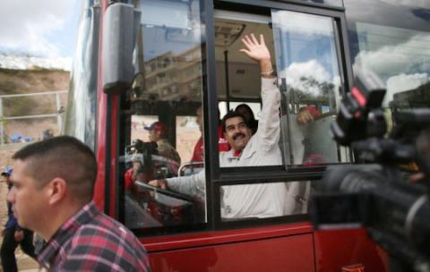 Venezuelas Präsident Maduro, der früher als Busfahrer tätig war, in einem der "roten Busse" des staatlichen SITSSA-Systems