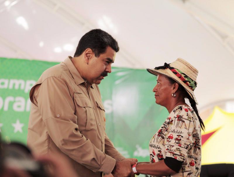 Die Sprecherin des Bauernmarsches aus Zulia, Nieves Rios, mit Maduro