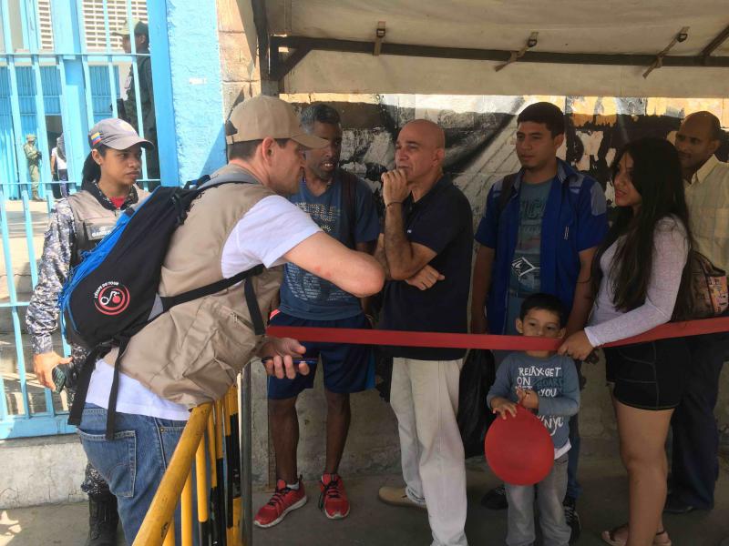 Wahlbegleiter aus Großbritannien im Gespräch mit Wählern in Caracas, Venezuela