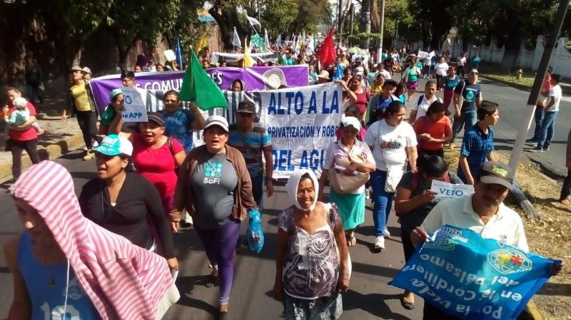In San Salvador fordern die Menschen einen Stopp der Wasserprivatisierung