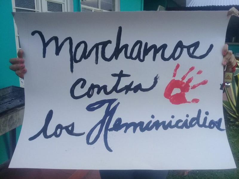 "Wir demonstrieren gegen Mord an Frauen". Transparent bei einer Demonstration in Mexiko
