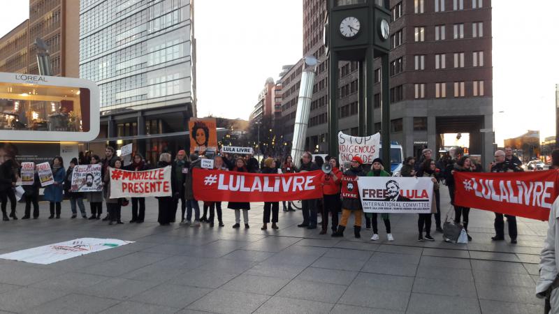 Mitglieder des "Fórum Brasil Resiste – Berlin" demonstrieren vor der Berlinale für die Freilassung des Ex-Präsidenten Luiz Inácio Lula da Silva und gegen Menschenrechtsverletzungen unter der Regierung Bolsonaro