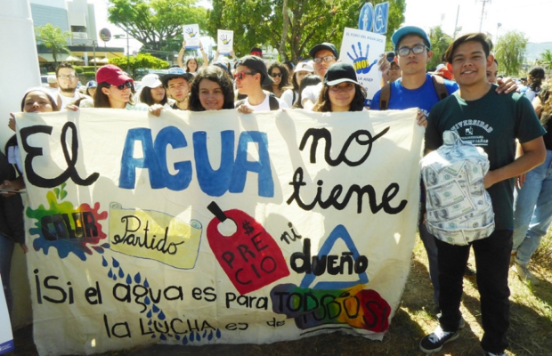 In San Salvador haben von Studenten angeführt viele Menschen gegen die Privatisierung von Wasser demonstriert