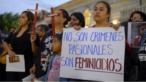 Frauen und Mädchen bei einer Demonstration gegen Frauenmorde