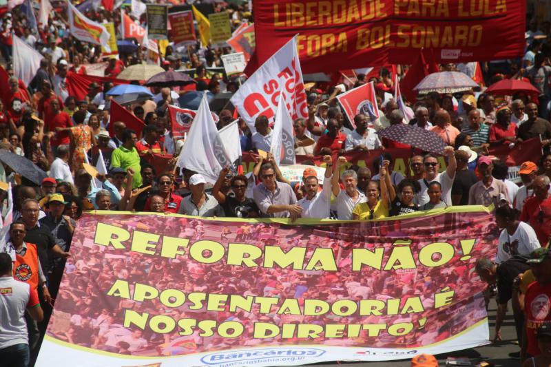 Am Freitag demonstrierten in Brasilien an die 130.000 Menschen gegen die geplante neoliberale Rentenreform der Regierung, wie hier in Salvador, Bahia.
