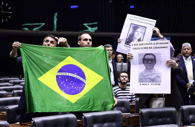 "Die Stimme, die die Diktatur preist, bringt die Stimme der Bürger zum Schweigen!" Abgeordnete erinnerten 2014 der Diktatur am Jahrestag des Putsches. Der damalige Abgeordnete und heutige Präsident, Jair Bolsonaro, und sein Sohn Eduardo ließen es sich nicht nehmen, das Gedenken zu stören