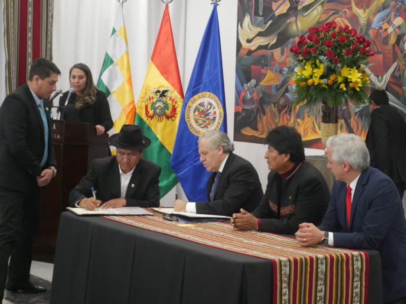 Almagro und Außenminister Pary (schreibend) unterzeichnen ein Abkommen, das die Arbeit der Wahlbeobachter im Oktober gewährleisten soll