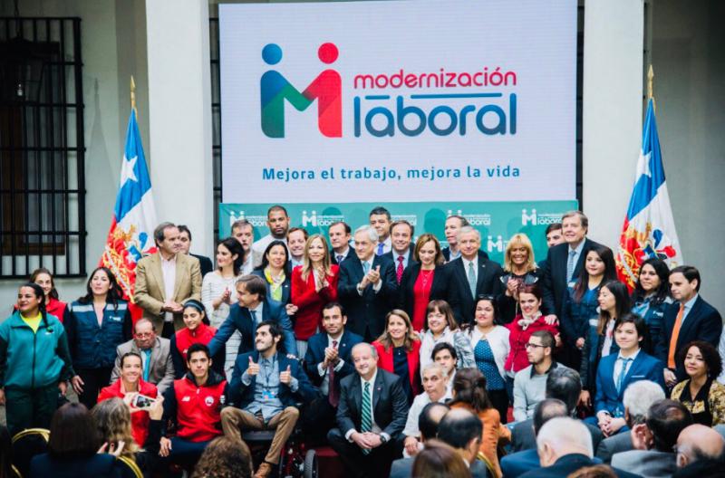 Präsident Sebastian Piñera mit Anhängern bei der Vorstellung der Gesetzesinitiative