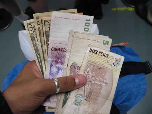 Argentinischer Peso und US-Dollar: Das Spannungsverhältnis konnte auch Macri nicht lösen
