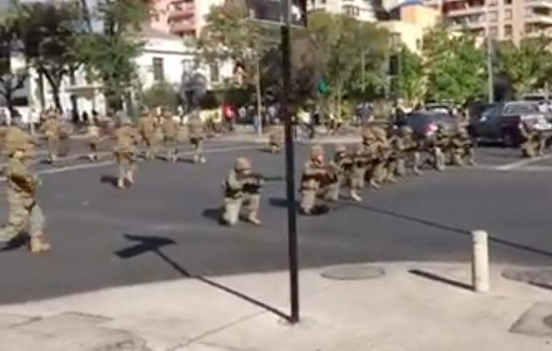 In Feuerposition: Soldaten bei einer Demonstration in Chile (Screenshot)