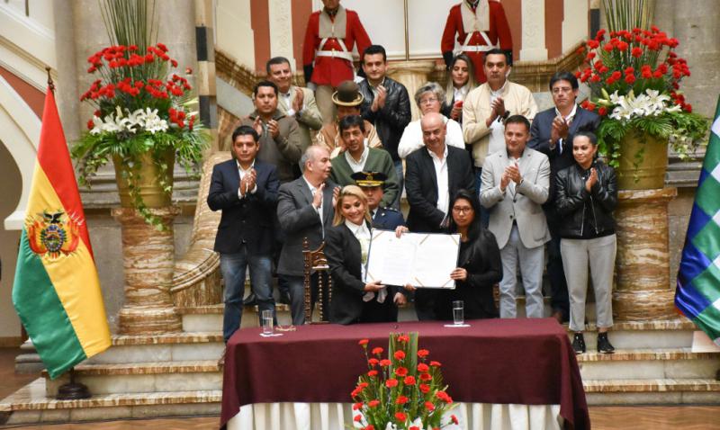 Putsch-Präsidentin Jeanine Áñez und MAS-Senatspräsidentin Eva Copa nach Unterzeichnung des Abkommens am Sonntag (24.11.2019) in La Paz