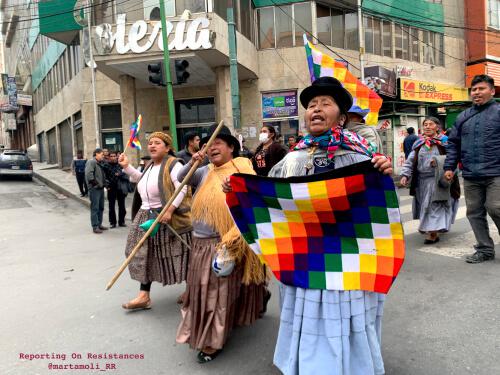 Protestmarsch gegen den Putsch nach La Paz. Eine Demonstrantin trägt die indigene Wiphala-Fahne