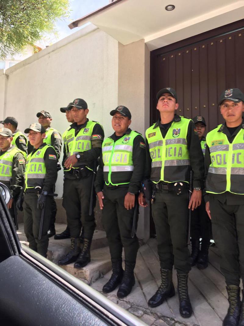 Mexikos Botschaft in La Paz wird von Soldaten, Polizisten und Geheimdienstagenten der Putschregierung belagert