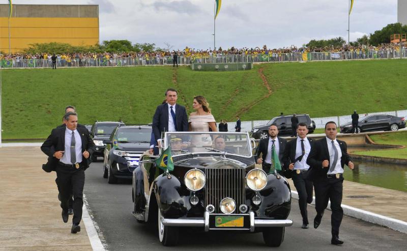 Als Teil der Zeremonie fuhren Bolsonaro und seine Frau Michelle die Hauptachse der Stadt, die Esplanada dos Ministério bis zum Nationalkongress entlang