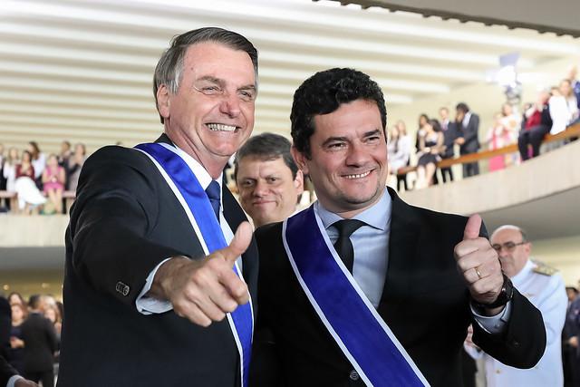 Einer braucht(e) den anderen. Der ultrarechte Präsident Jair Bolsonaro und sein Justizminister Sérgio Moro während einer Ehrung Anfang Mai 2019 in Brasília
.