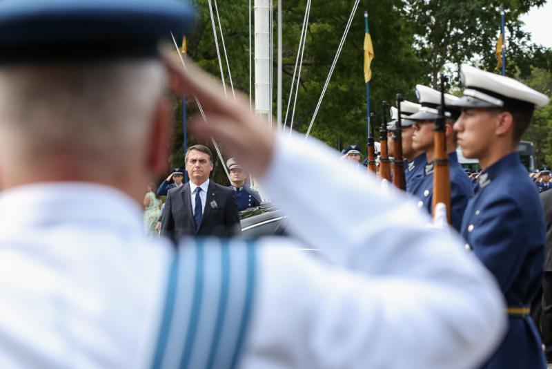 Brasiliens Präsident Bolsonaro beim Antrittsbesuch bei der Luftwaffe am 4. Januar
