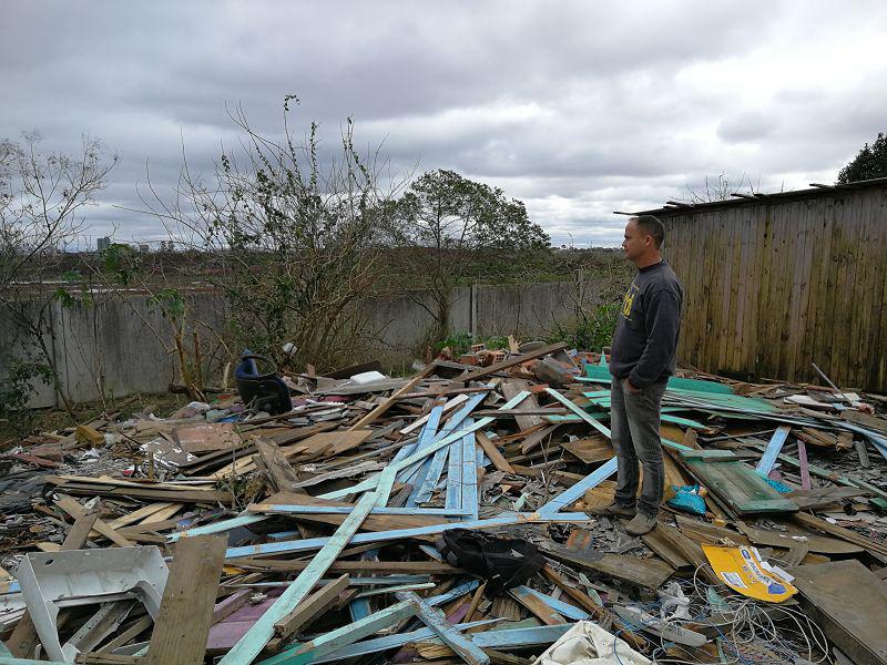 Daniel Alex da Silva Dutra steht auf dem Trümmerhaufen eines Hauses der Vila Nazaré