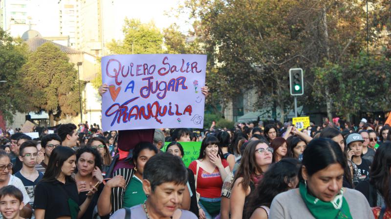"Ich will ruhig draußen spielen" fordert diese Mädchen in Santiago de Chile