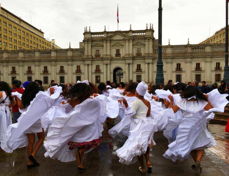 Tanz vor dem Regierungspalast - Eine Gruppe aus Arica zeigt den afrochilenischen Tumbe
