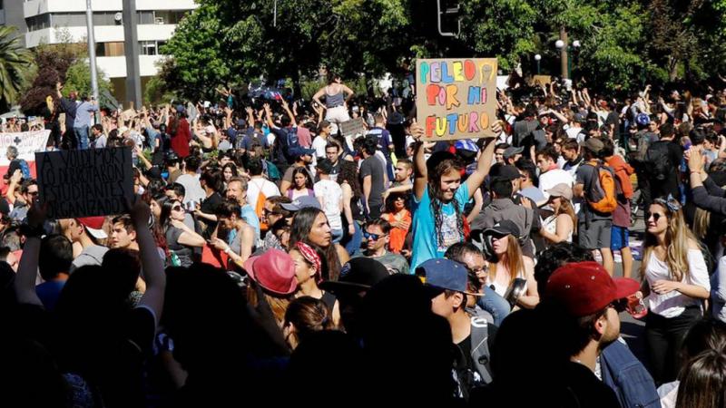Einer von unzähligen "Cabildos abiertos", den neu entstehenden rätedemokratischen, offenen Versammlungsforen in Chile, in denen die Bevölkerung ihren Widerstand organisiert