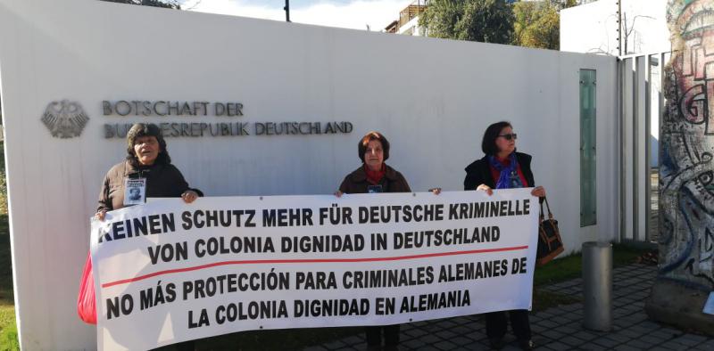 Proteste vor der deutschen Botschaft in Santiago gegen Straflosigkeit im Fall der "Colonia Dignidad" am vergangenen Samstag