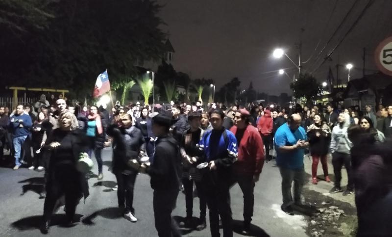 Samstagabend in Santiago: Proteste in den Wohnvierteln, nur Minuten vor der Augangssperre