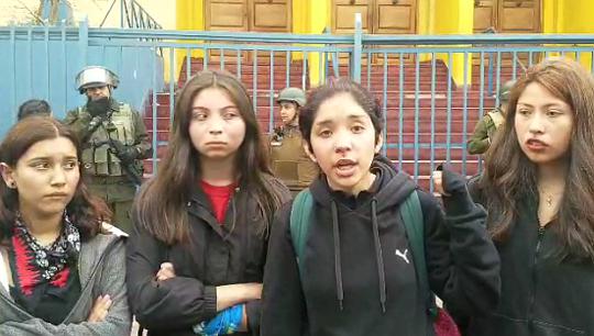 Schülerinnen in der nordchilenischen Stadt Antofagasta berichten über die gewaltsame Räumung durch Militärpolizei während einer Versammlung in ihrer Schule