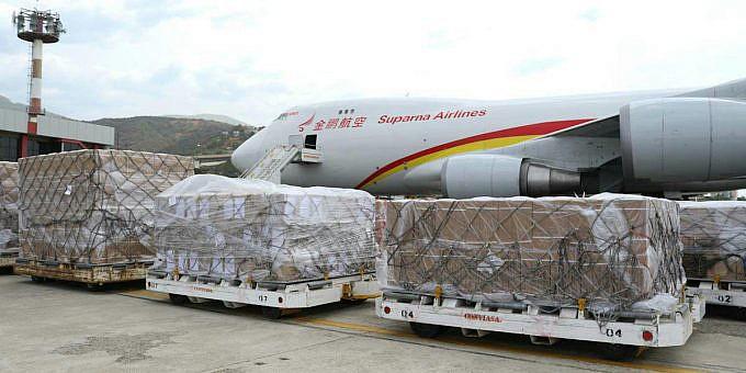 Aus China sind 71 Tonnen Medizin und chirurgisches Material in Caracas eingetroffen