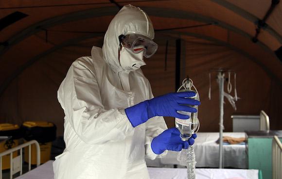 Ein kubanischer Arzt beim Training für den Einsatz in Sierra Leone. Medizinisches Personal aus Kuba war wesentlich am Kampf gegen die Ebola-Epidemie in Afrika beteiligt