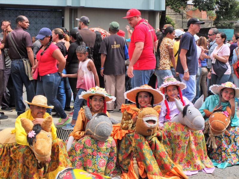 Mit traditionellen Kostümen, Witz und Kreativität wird die Bolivarische Revolution verteidigt
