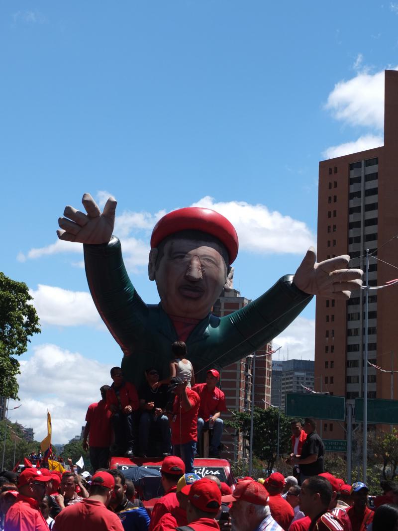 Der frühere Präsident Hugo Chávez ist überall sichtbar. Auf Hauswänden, T-Shirts und auch hier