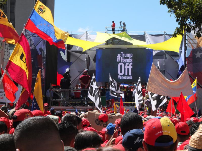 Während an der Grenze zu Kolumbien das Live Aid-Konzert stattfindet, hören in Caracas viele Menschen stundenlang Maduro zu und lachen über seine sehr unterhaltsame Rede