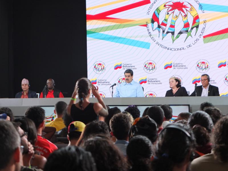 Auf einer Veranstaltung im Rahmen der Asamblea Internacional de los Pueblos spricht Präsident Maduro über die Opposition und Selbstkritik