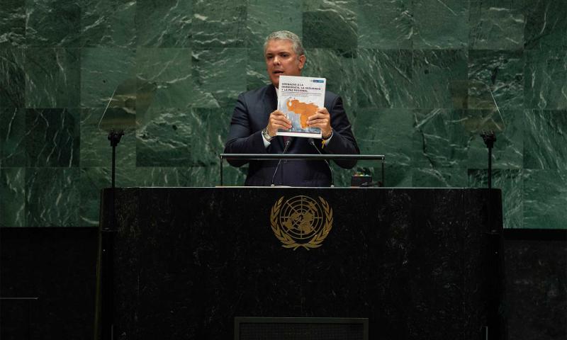 Kolumbiens Präsident Iván Duque zeigt bei der UNO ein Dossier mit "stichhaltigen Beweisen" gegen Venezuela