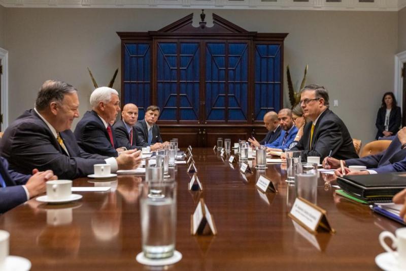 Treffen von Vertretern der Regierung der USA (mit Mike Pence, links) und Mexiko (mit Marcelo Ebrard, rechts)