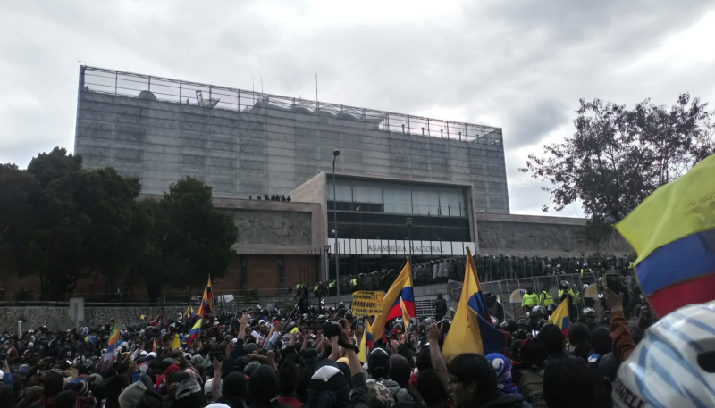 Demonstranten vor der Nationalversammlung in Quito, Ecuador