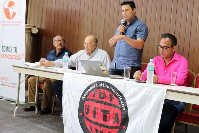 Jorge Hernández (stehend) beim Forum "Folgen des Putsches für die Menschenrechte" in Honduras
