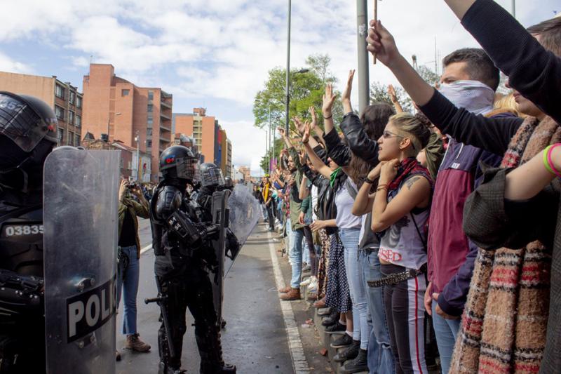Studierende in Bogotá protestieren  gegen Korruption und gegen das Vorgehen der Aufstandsbekämpfungseinheit Esmad