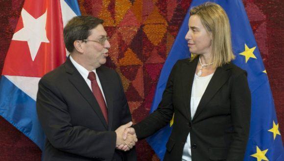Der kubanische Außenminister, Bruno Rodríguez, mit der Hohen Vertreterin für Außen- und Sicherheitspolitik der EU, Federica Mogherini