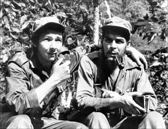 Raúl Castro war Gründungsmitglied der Guerillabewegung 26. Juli in Kuba. Hier mit Ernesto Che Guevara (1958)