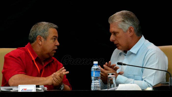 CTC-Generalsekretär Ulises Guilarte und Kubas Präsident Miguel Díaz-Canel auf dem CTC-Kongress