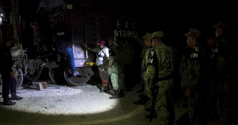 Die umstrittene Nationalgarde im Einsatz gegen Migranten in Chiapas, die in einem Güterzug Richtung Norden unterwegs sind (Ende Juni)