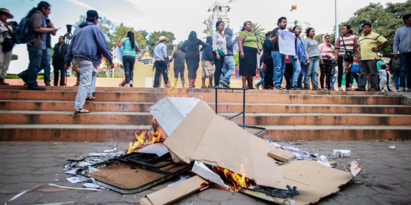 Im Bezirk Temoac verhinderte die Protestbewegung die Befragung, indem sie die Urnen verbrannte