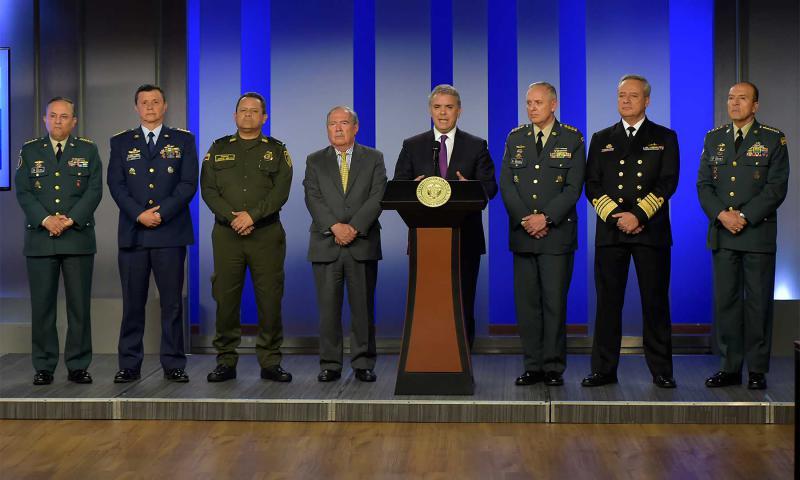 Führung der kolumbianischen Sicherheitskräfte seit Dezember. In der Mitte Präsident Iván Duque, rechts von ihm Verteidigungsminister Guillermo Botero