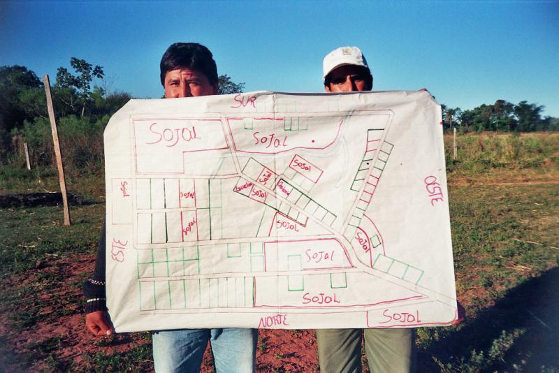 Kleinbäuerliche Dörfer umringt  von Pestizid-besprühten Sojafeldern in Caazapá in Paraguay (2005)