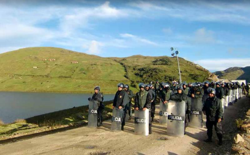 Im Auftrag der Betreiberfirmen schützen Polizisten in Peru das Goldbergwerk Yanacocha im peruanischen Departement Cajamarca vor den Protesten der örtlichen Bevölkerung (Screenshot)
