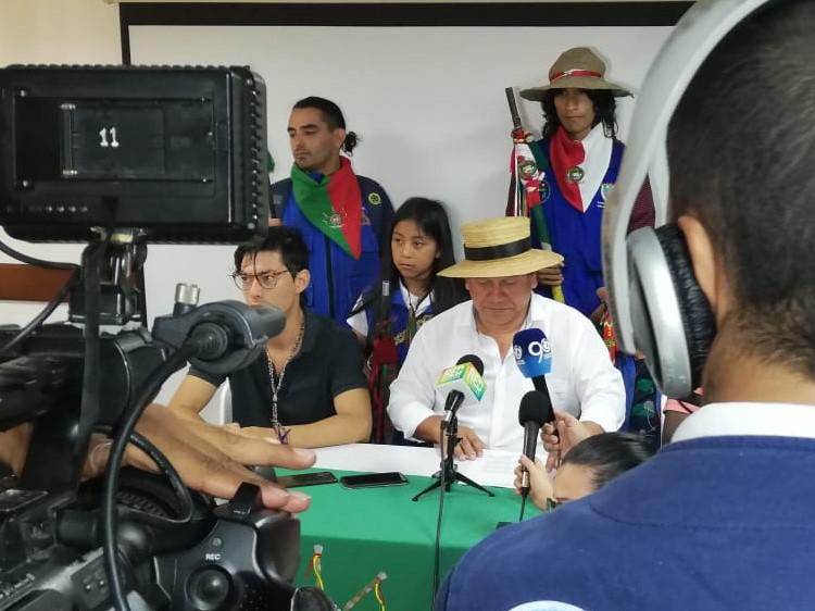 Auf einer Pressekonferenz ruft der Indigenensprecher Giovanni Yule zu internationaler Solidarität auf