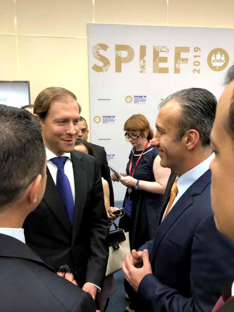 Russlands Minister für Industrie und Handel, Denís Mantúrov (links) und Venezuelas Vizepräsident für Wirtschaft, Tareck el Assaimi, trafen in St.Petersburg zusammen